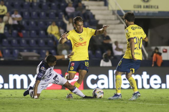 Un jugador de Querétaro disputa un balón (Foto: Cordon Press),