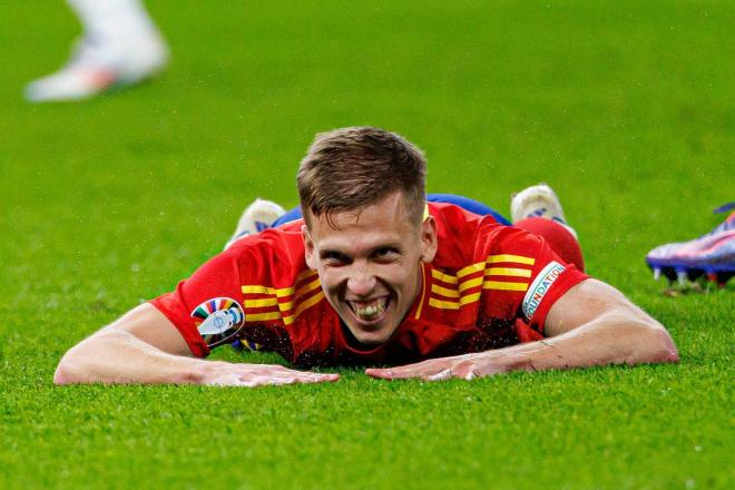 Dani Olmo sonríe tumbado sobre el césped con la selección española (FOTO: Cordón Press).