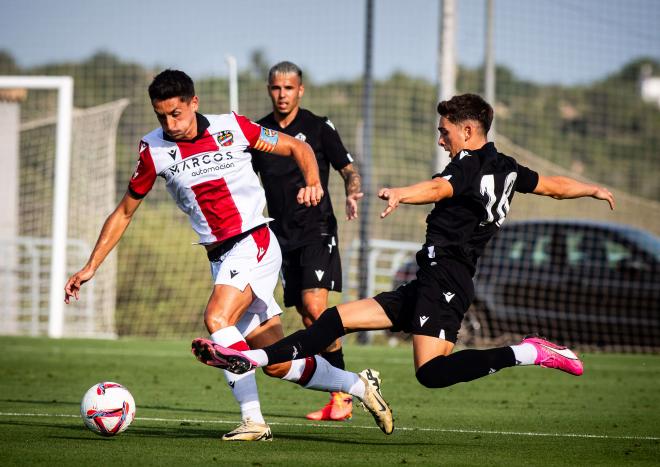 Pablo Martínez, con el brazalete de capitán, durante el primer partido de la pretemporada (Foto: LUD).