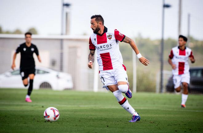 El redebut de Morales en su vuelta a casa y lo hizo además con su '11' clásico a la espalda (Foto: LUD).