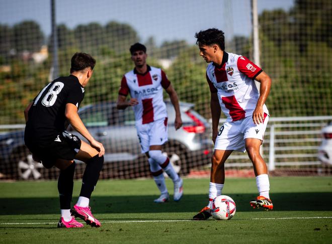 Marcos Navarro, el único lateral izquierdo natural, fue titular en la primera apuesta de Calero (Foto: LUD).