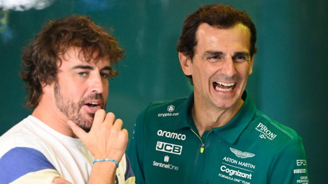 Fernando Alonso y Pedro de la Rosa, en el box de Aston Martin (Foto: Cordon Press).