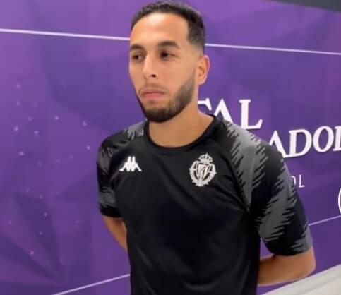 Anuar con la nueva ropa del Real Valladolid (Foto: Tiktok).