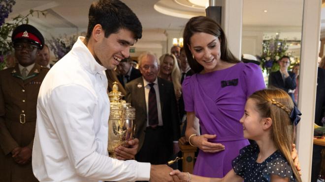 Carlos Alcaraz junto a Kate Middleton y su hija Charlotte, saludando (EuropaPress)