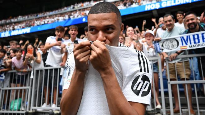 Kylian Mbappé, besando el escudo del Real Madrid en su presentación