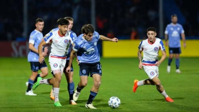 Argentinos Juniors ante Belgrano en la pasada jornada de la Liga Profesional de Argentina (foto: Co