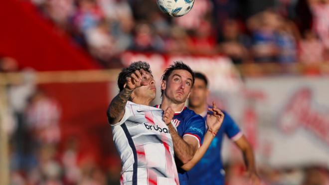 Disputa de balón entre el Unión y el San Lorenzo de Almagro (foto: @clubaunion).