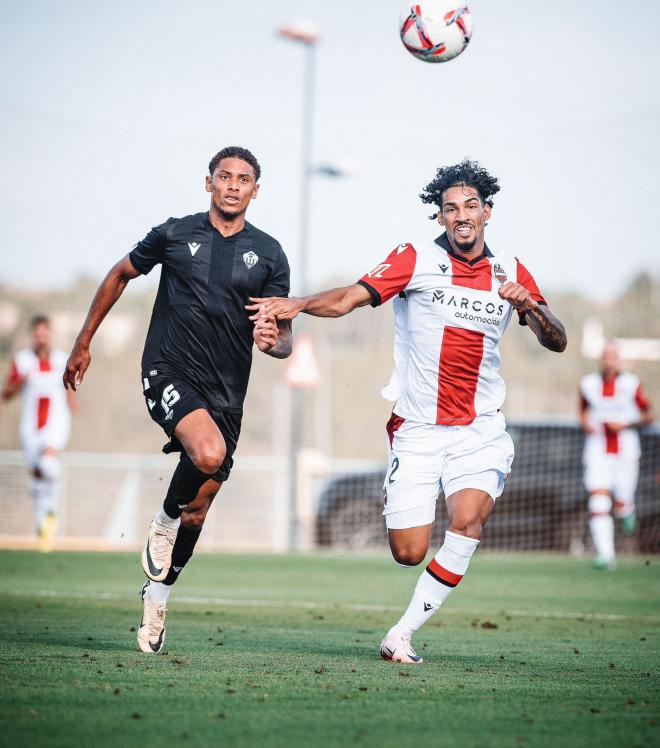 Fabrício,, durante una acción del primer amistoso de pretemporada ante el CD Castellón (Foto:  LUD).