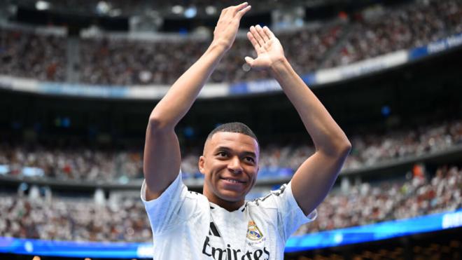 Kylian Mbappé en su presentación en el Santiago Bernabéu (Cordon Press).