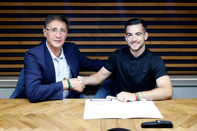  Loren Juarros y Ramón Enríquez en la firma de la renovación del centrocampista. (Foto: MCF)