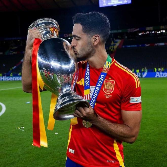 Mikel Merino besa la Copa de campeones de Europa (Foto: Sefutbol).