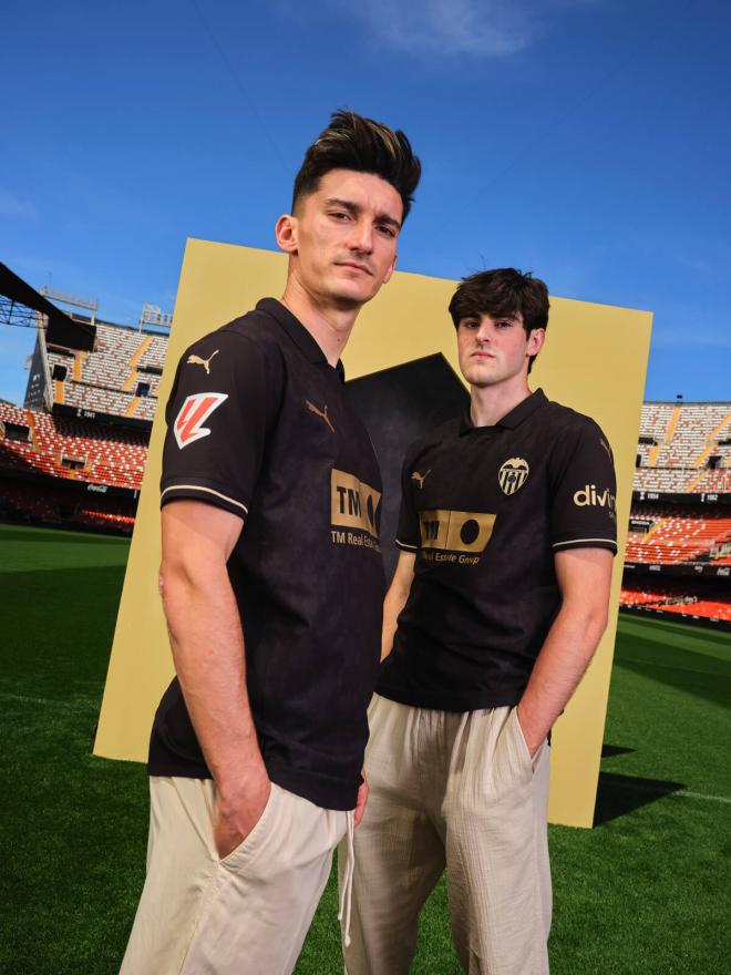 Pepelu y Javi Guerra, con la segunda camiseta 2024/25 del Valencia CF (Foto: VCF).