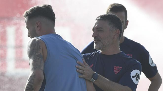 García Pimienta saluda a Saúl en su primer entrenamiento.