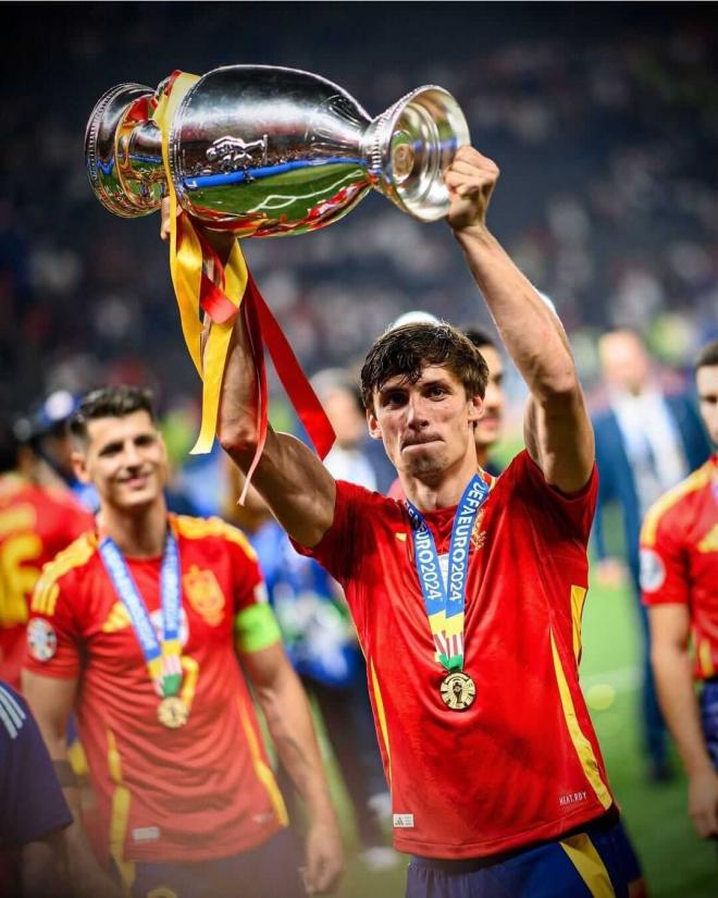 Robin Le Normand levanta la copa de campeón de Europa (Foto: Sefutbol).