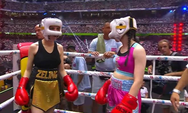 Zeling y Nissaxter en el ring antes de los combates del 2c2 femenino en La Velada del año 4.