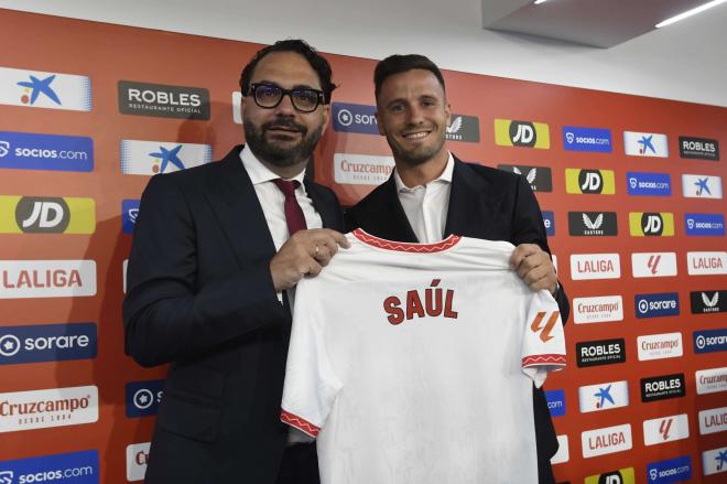 Saúl Ñíguez, junto a Víctor Orta en su presentación oficial (Foto: Kiko Hurtado)