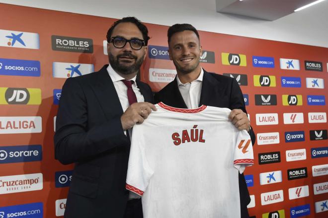 Saúl Ñíguez, junto a Víctor Orta en su presentación oficial (Foto: Kiko Hurtado)