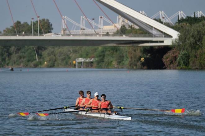 Remeros por el río Guadalquivir a su paso por Sevilla.