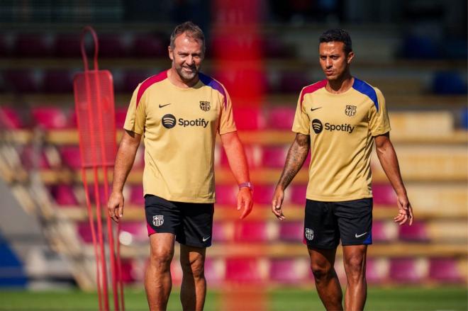 Hansi Flick y Thiago Alcántara, en un entrenamiento del Barça (Foto: FCB).