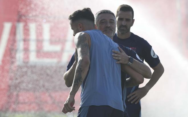 Saúl Ñíguez con García Pimienta. (Foto: Kiko Hurtado)