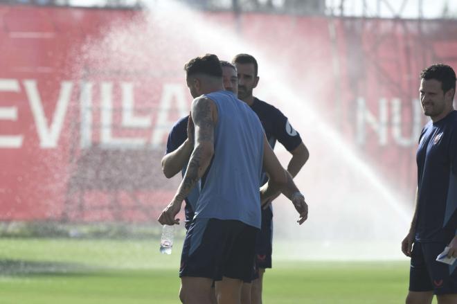 Saúl Ñíguez con García Pimienta. (Foto: Kiko Hurtado)