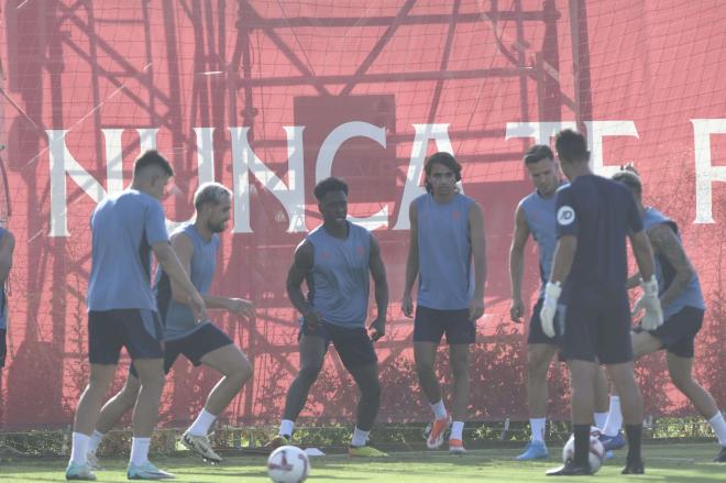 Sambi Lokonga en su primer entrenamiento. (Foto: Kiko Hurtado)