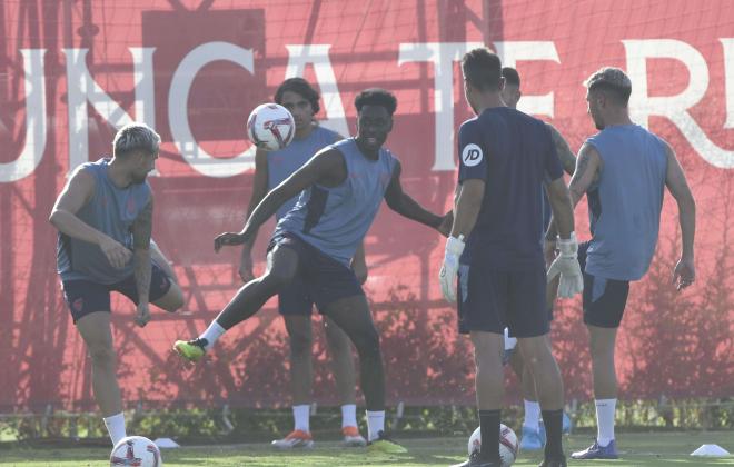 Sambi Lokonga en su primer entrenamiento. (Foto: Kiko Hurtado).