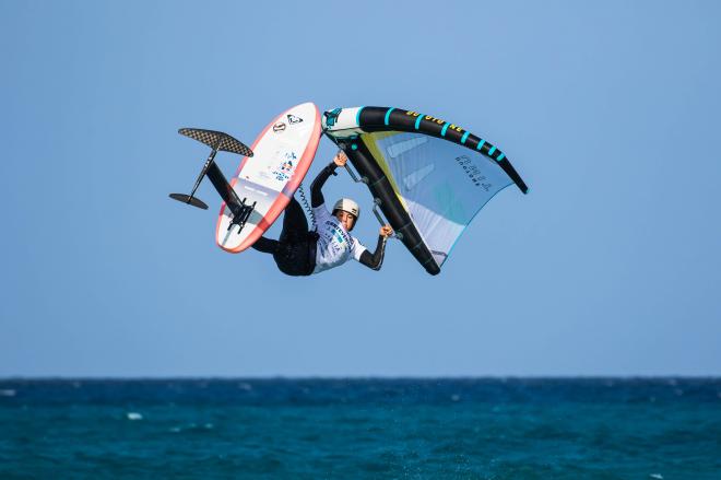 Imagen de Nia Suardiaz durante una competición de Windsurf.