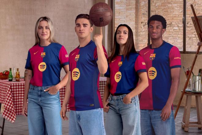 Alexia, Gavi, Aitana y Balde, con la nueva camiseta del Barcelona (Foto: FCB).