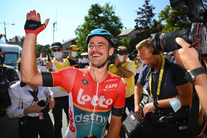 Campenaerts celebrando la victoria en el Tour (Foto: EFE).