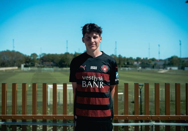 El hincha del Athletic Mikel Gogorza posa con la camiseta de su equipo (Foto: FC Midtjylland).