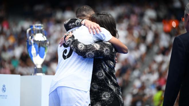 Fayza Lamri y Kylian Mbappé, abrazados durante la presentación (Cordon Press)