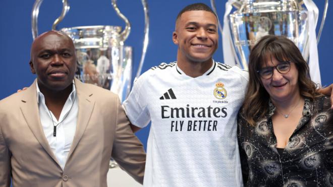 Mbappé posando con sus padres, Fayza Lamari y Wilfried (Cordon Press)