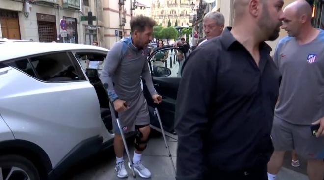 El Cholo Simeone, en muletas, sale del coche hacia la cena en Segovia.