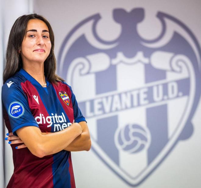 Ana Franco posa junto al escudo que ahora defenderá tras marcharse del Sevilla (Foto: LUD).