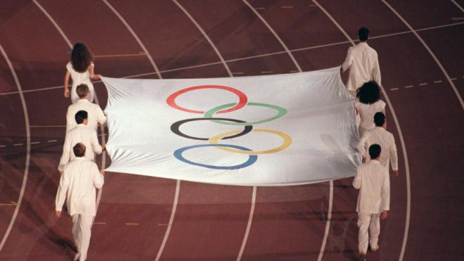 La bandera de los JJOO en la ceremonia inaugural (CordonPress)