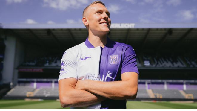 Augustinsson, en su presentación con el Anderlecht en 2023.