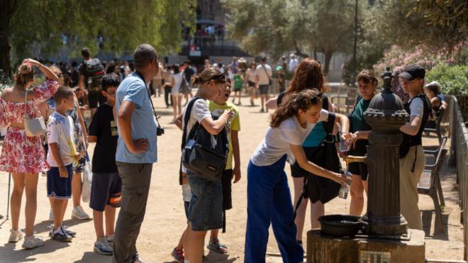 Varias personas en la Playa del Zapillo de Almería disfrutan del calor inusual en enero (Europa Pr