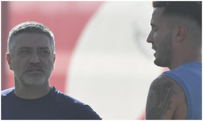 Saúl y García Pimienta en el primer entrenamiento del jugador. (Kiko Hurtado)