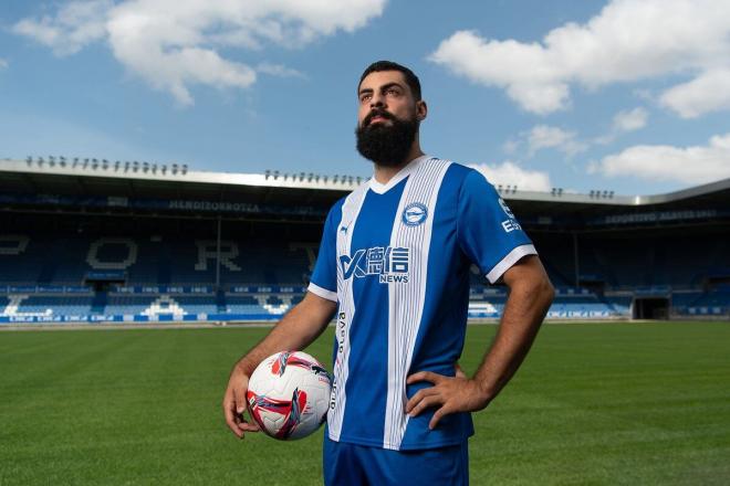 Llega la segunda etapa del 'Búfalo' Asier Villalibre en Vitoria-Gasteiz (Foto: Deportivo Alavés).