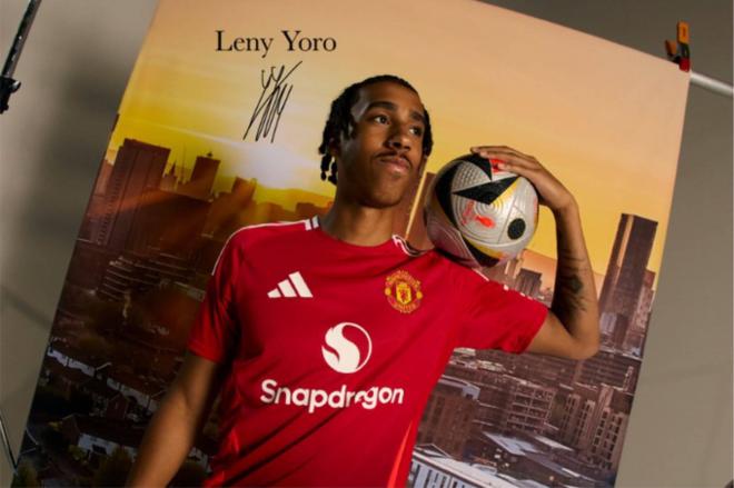 Leny Yoro, en su presentación por el Manchester United.