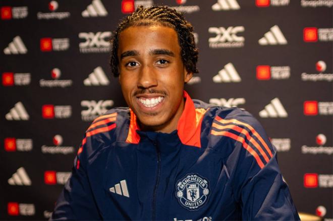 Leny Yoro firmando su contrato con el Manchester United (Foto: MU).