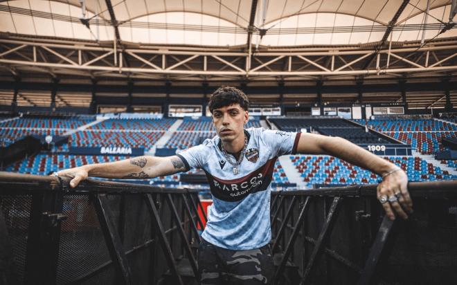 Medina Kid, posando con la tercera camiseta que lucirá el Levante UD 2024/25 (Foto: LUD).