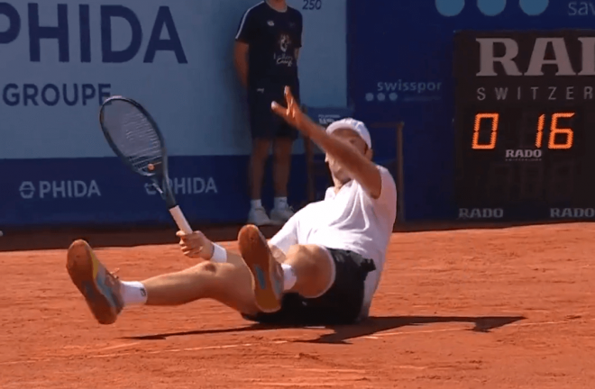 Halys intenta golpear a la bola desde el suelo (Foto: Tennis TV)