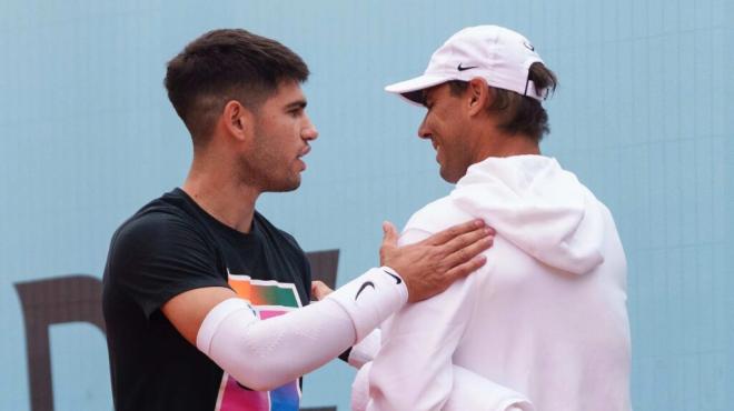 Carlos Alcaraz y Rafa Nadal, saludándose (RR.SS)