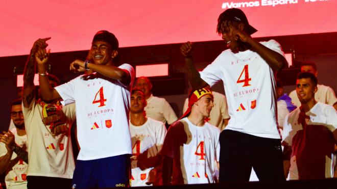 Lamine Yamal y Nico Williams en la celebración de la Eurocopa (Europa Press)