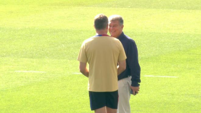 Joan Laporta y Flick, hablan antes del entrenamiento (Foto: ElDesmarque)