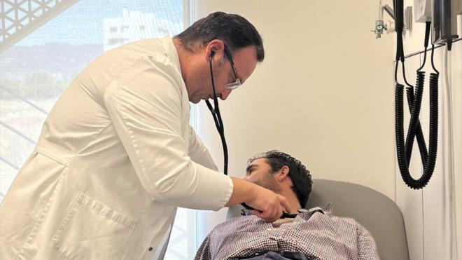 El doctor Padilla durante un reconocimiento a un paciente en consulta (Foto: Quirón Salud/Europa Press)