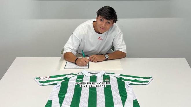 Dani Álvarez, firmando su nuevo contrato.