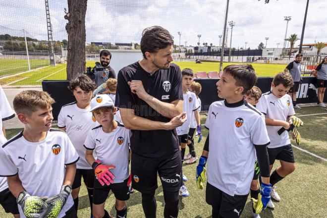 Stole Dimitrievski visita el Campus de Verano del Valencia CF (Foto: VCF).